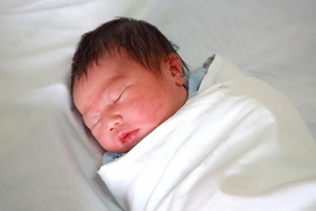 新生児の赤ちゃん老齢2日は毛布で眠る