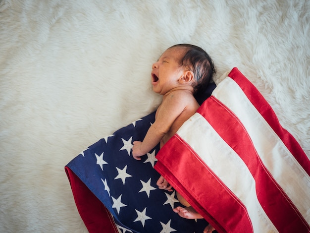 Photo newborn baby on america usa flag