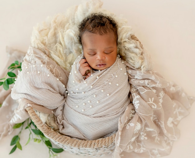 Photo newborn baby in basket