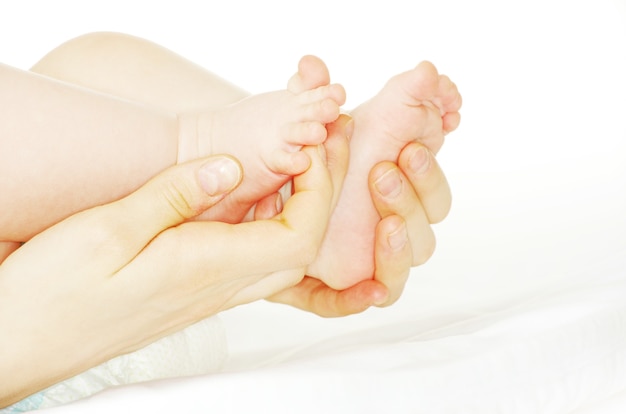 写真 白で隔離の新生児の足と手