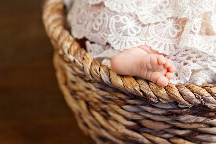 Photo newborn baby feet on openwork plaid. closeup picture. tiny newborn baby's feet  closeup.