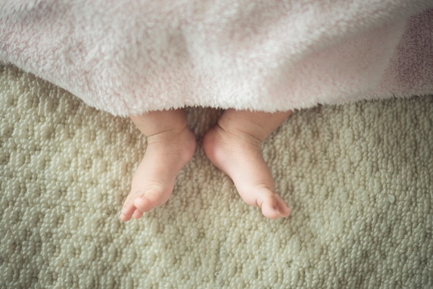 Photo newborn baby feet