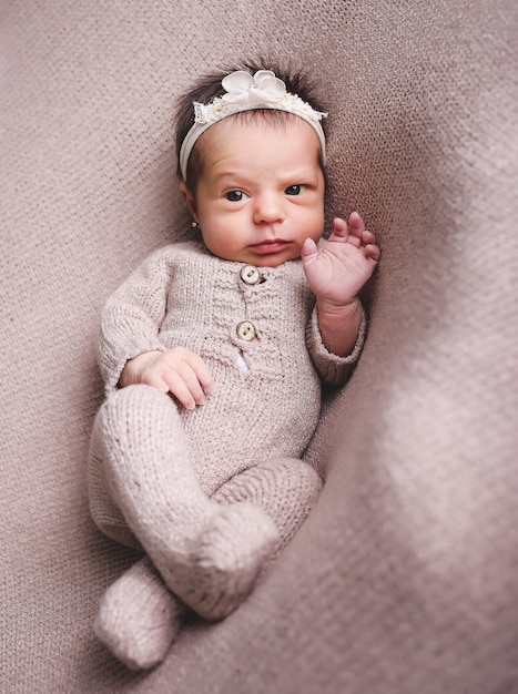 Photo newborn baby girl posing and smiling