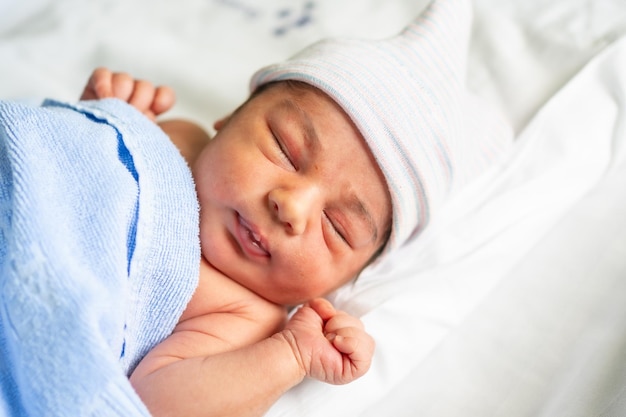 Новорожденный ребенок в больнице первый день жизни