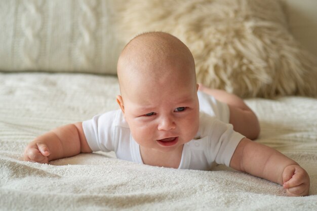 ベッドに横たわっている新生児