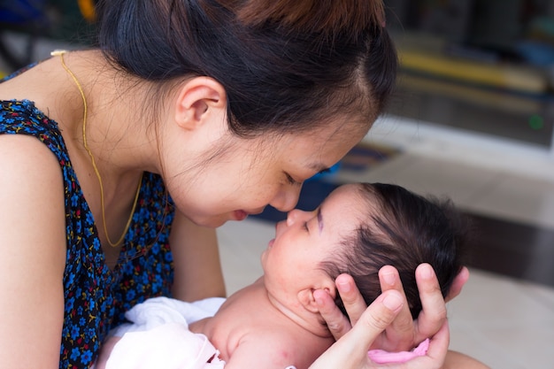 Photo newborn baby on mother's hands