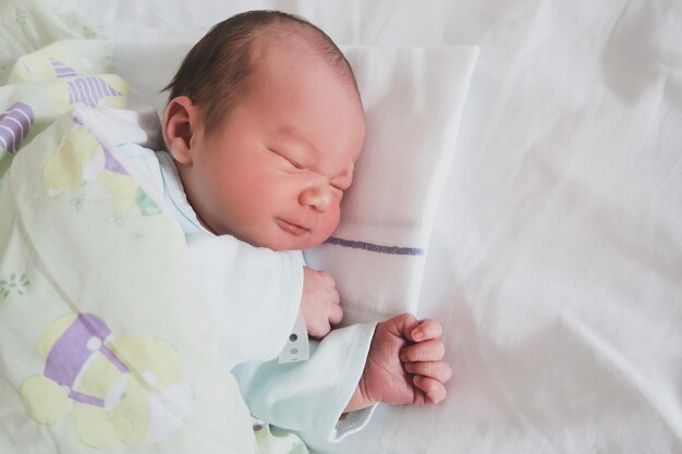 Photo newborn baby peacefully sleeping in hospital room after delivery first days life of baby after birth