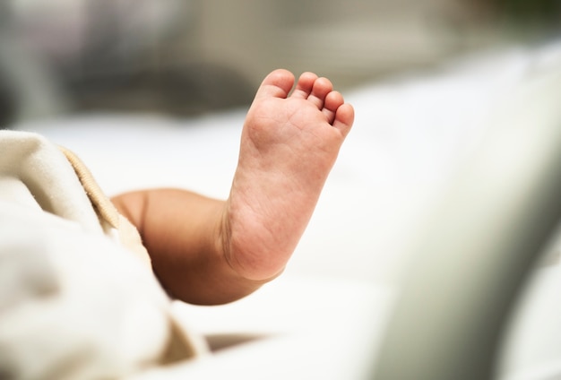 Photo a newborn baby's foot