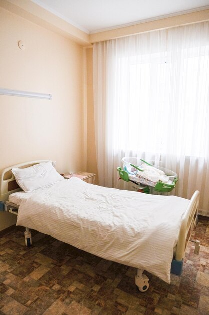 Foto un neonato che dorme in una culla d'ospedale