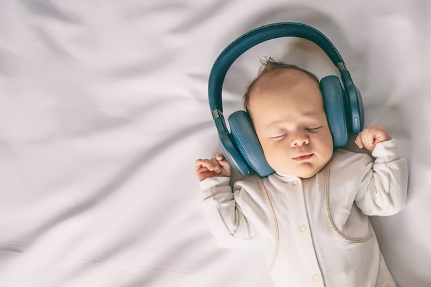 Photo newborn baby with headphones
