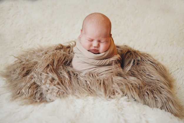 Neonato avvolto in una coperta che dorme in un cestino. infanzia, assistenza sanitaria, fecondazione in vitro.