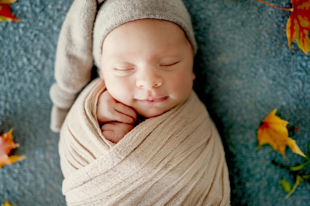 生まれたばかりの男の子のスタジオポートレート