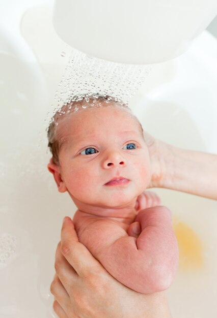 Photo newborn first bath