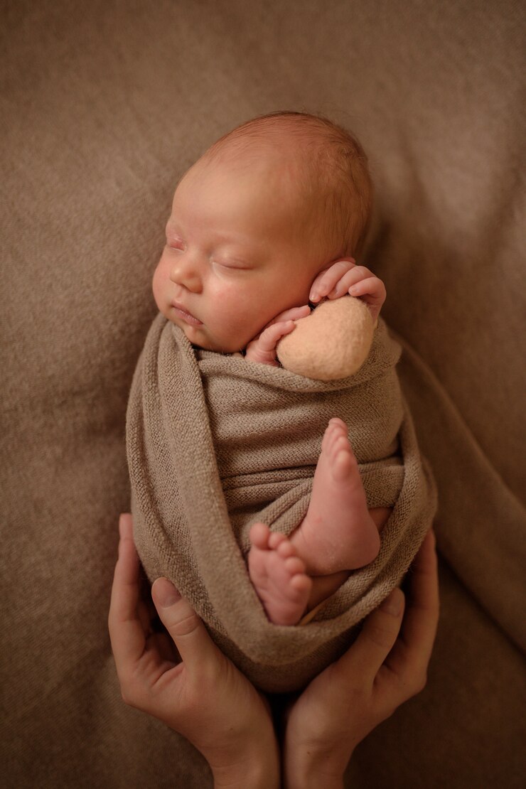 Photo newborn girl sleeping with a dried heart in her hands.