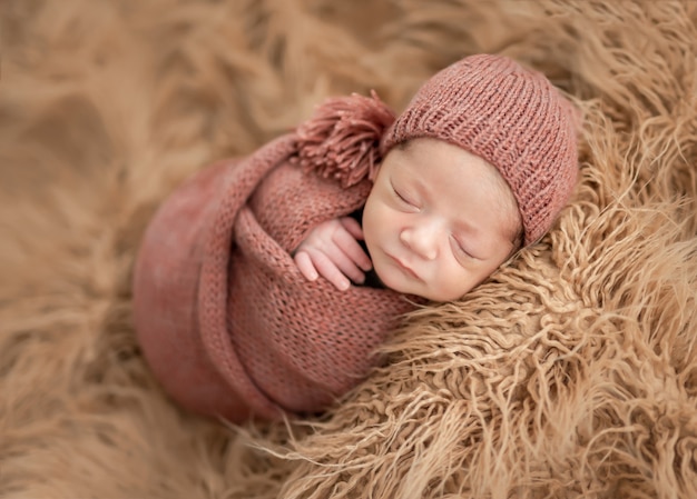 写真 ニット毛布で新生児