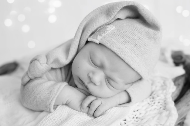 newborn infant in the arms of mom, black and white photos, monochrome