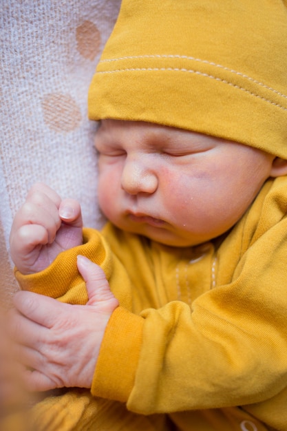 Neonato maschio che dorme tranquillamente all'interno