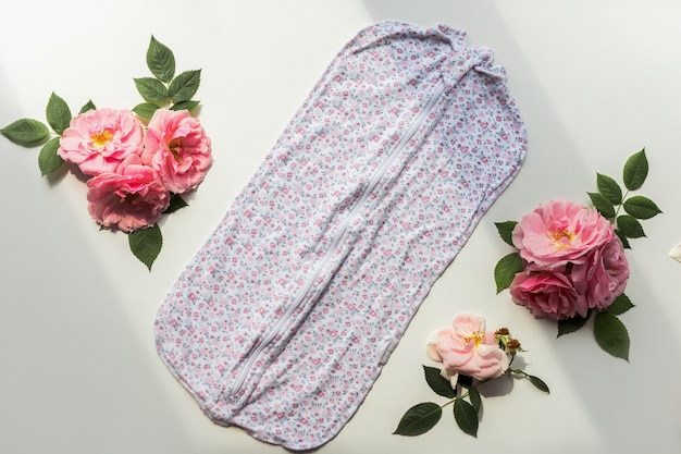 Комбинезон для новорожденных с цветочным узором и композицией роз на белом фоне