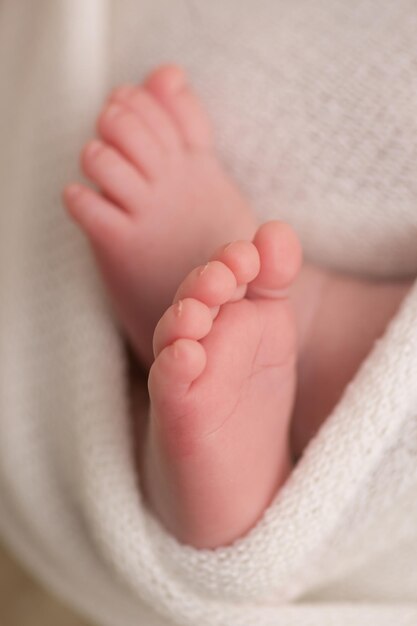 生まれたばかりの柔らかい赤ちゃんの足の体の部分は繊細な母性