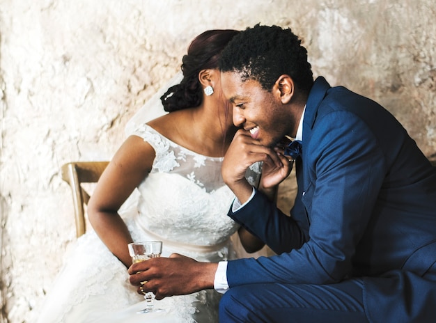 Photo newlywed african descent couple kissing hands