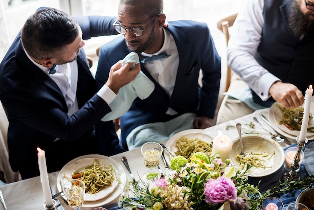 Photo newlywed gay couple at wedding reception