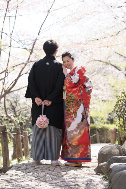 Photo newlywed married couple standing in park