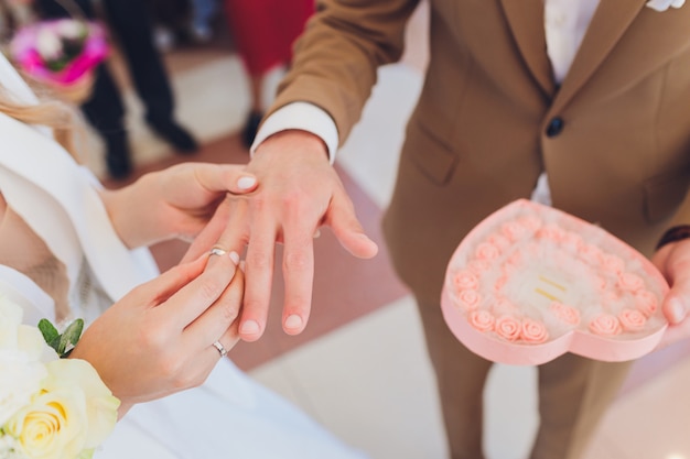 신혼 부부는 결혼식 등록 중에 레지스트리 사무실에 서명을 추가합니다.