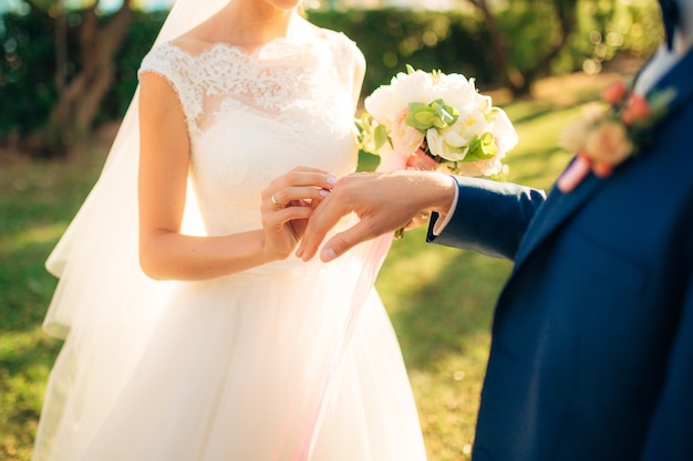 Gli sposi si scambiano gli anelli a un matrimonio in montenegro.