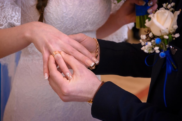 新婚夫婦は指輪を交換する