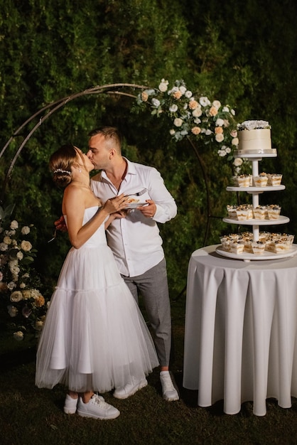 Фото Молодожены радостно режут смех и пробуют свадебный торт