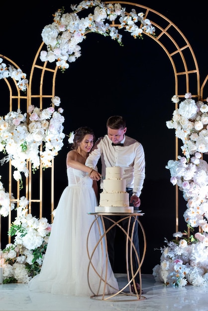 新婚夫婦は幸せに結婚式のケーキを切って味わいます