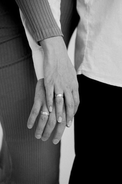 Фото Молодожены, держащиеся за руки, черно-белая фотография