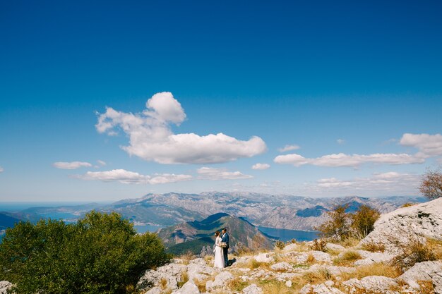 Photo newlyweds on the panorama of the kotor bay beautiful view from mount lovcen