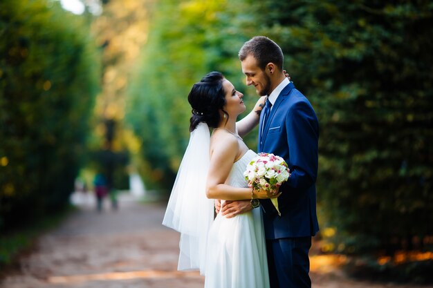 公園でポーズをとる新婚夫婦