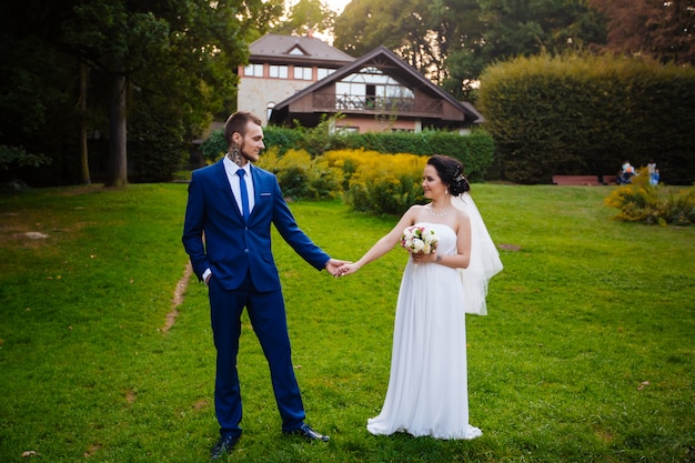 Newlyweds posing in a park