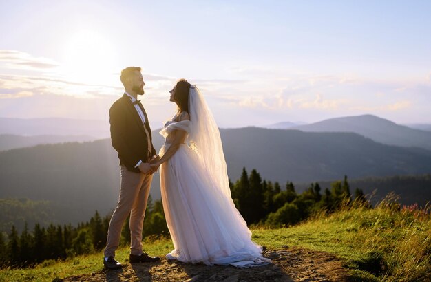 Photo newlyweds in sunny mountains