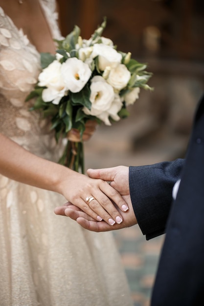 결혼식 날 신혼부부, 손을 잡고 있는 웨딩 커플, 신부 및 신랑