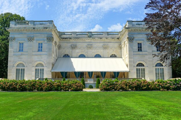 NEWPORT RHODE ISLAND 4 AUGUST 2013 Het Marble House in Newport Rhode Island Het is een Gilded Age herenhuis en de portico voor de tempel is net als die van het Witte Huis