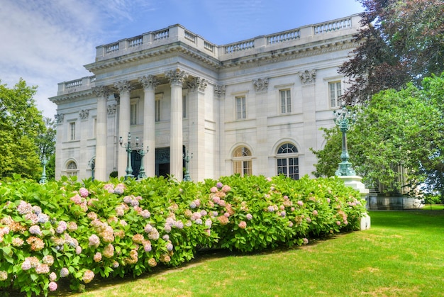 紐波特羅德島 (Newport Rhode Island) 2013年8月4日 - - 紐波特的大理石大(The Marble House in Newport, Rhode Island)是一座黃金時代的豪宅,其寺廟前門廊與白宮的門廊相似