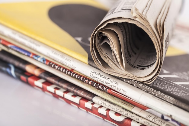 Foto concetto di giornali piegati e impilati per le comunicazioni globali