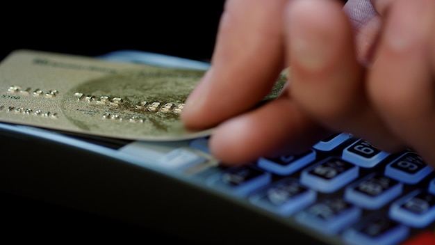 NFC-creditcardbetaling Mannenhand van klant die contactloze creditcard betaalt