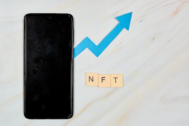 NFT en Blockchain-concept met opwaartse pijl van smartphone