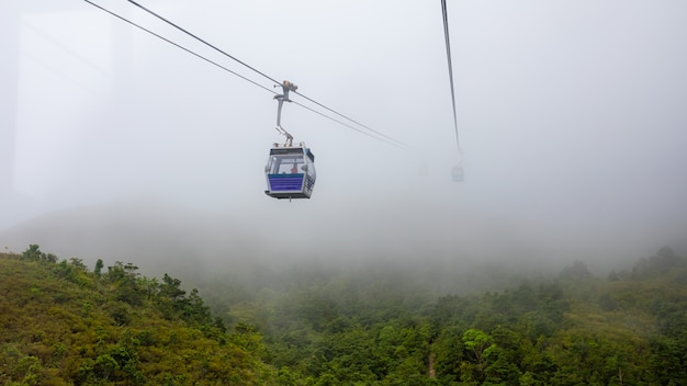 Porcellana di hong kong della cabina di funivia di rumore metallico di ngong nella stagione delle pioggie e nebbia