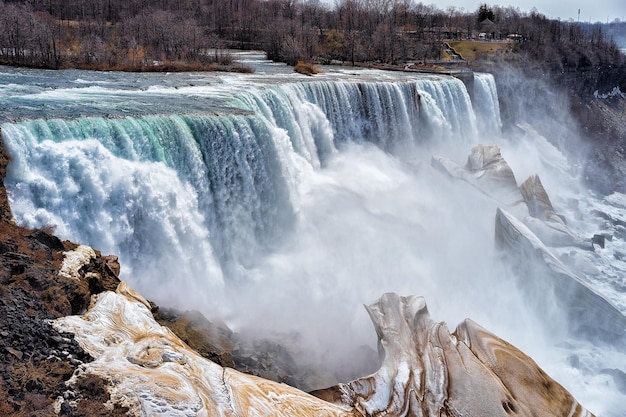 Cascate del niagara, america. una vista su american falls e bridal veil falls. inizio primavera