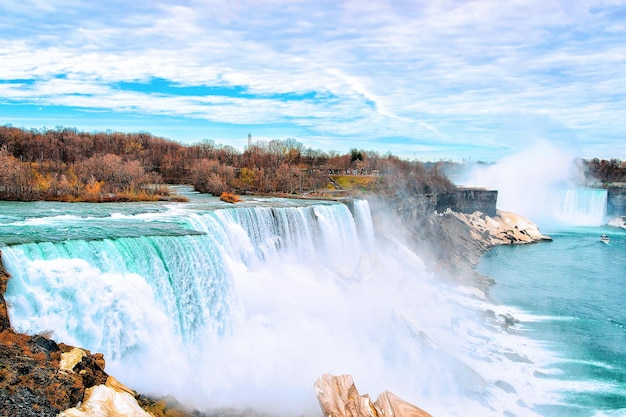 Niagara Falls, Amerikaanse kant. Een zicht op American Falls en Bridal Veil Falls. Natuur. vroege lente