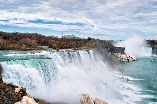 Niagara Falls, Amerikaanse kant. Een zicht op American Falls en Bridal Veil Falls. vroege lente