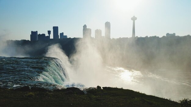 Photo niagara falls by buildings against sky