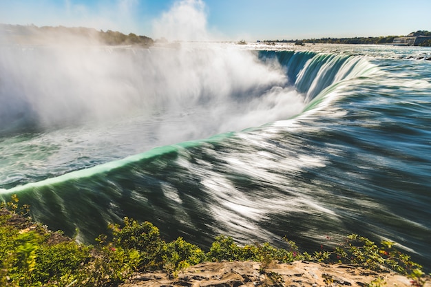 La lunga esposizione alle cascate del niagara dall'alto