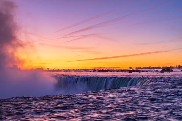 Vista delle cascate del niagara dal lato canadese