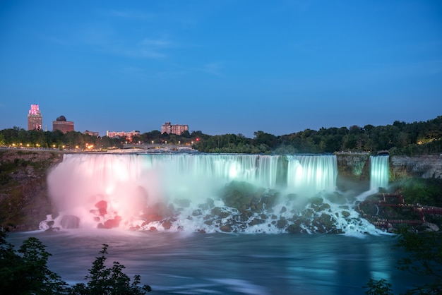 Cascata del niagara di notte